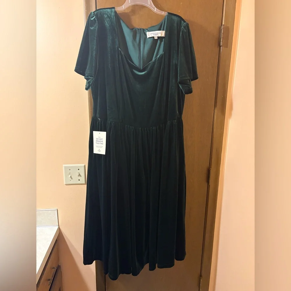 NWT Jessakae Riverwood Green Velvet Midi Dress - Picture 2 of 9
